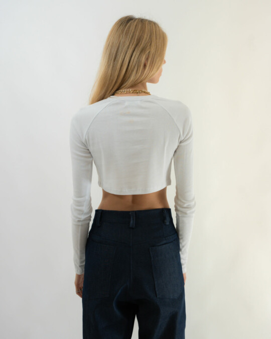 The Cropped Rib Longsleeve White_abbildung_model_bildnr2