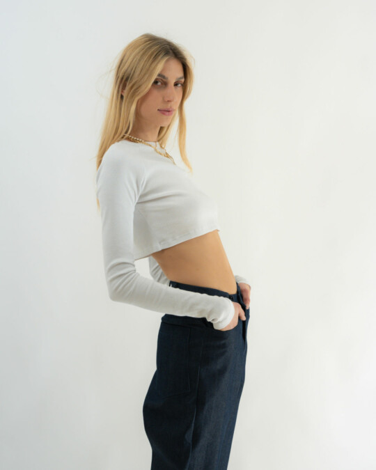 The Cropped Rib Longsleeve White_abbildung_model_bildnr1