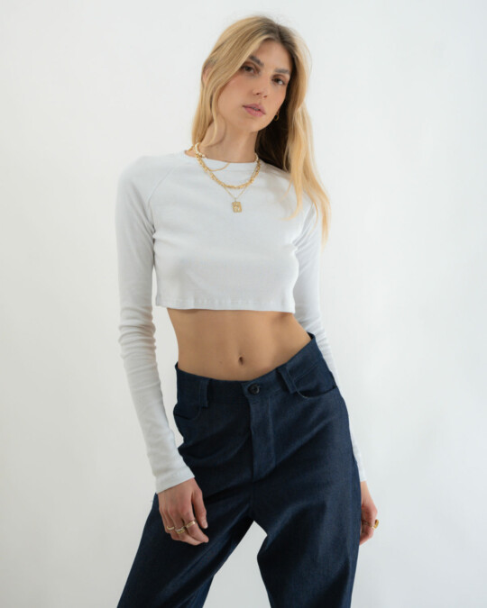 The Cropped Rib Longsleeve White_abbildung_model_bildnr5