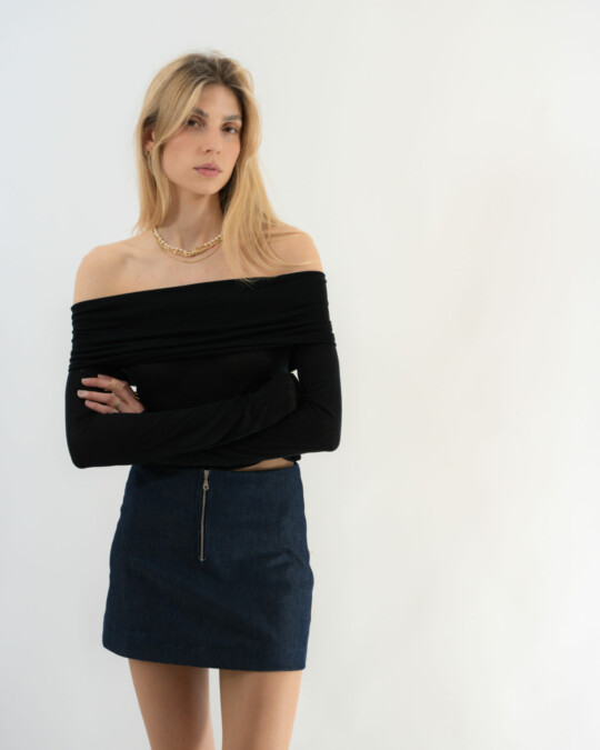 The Off-Shoulder Longsleeve Schwarz_abbildung_model_bildnr2