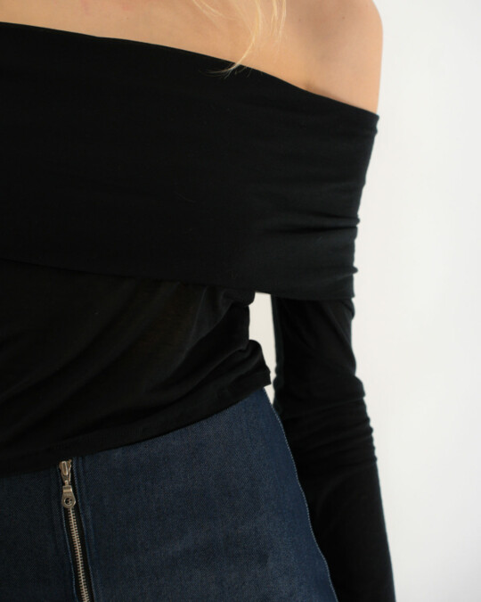 The Off-Shoulder Longsleeve Schwarz_abbildung_model_bildnr3