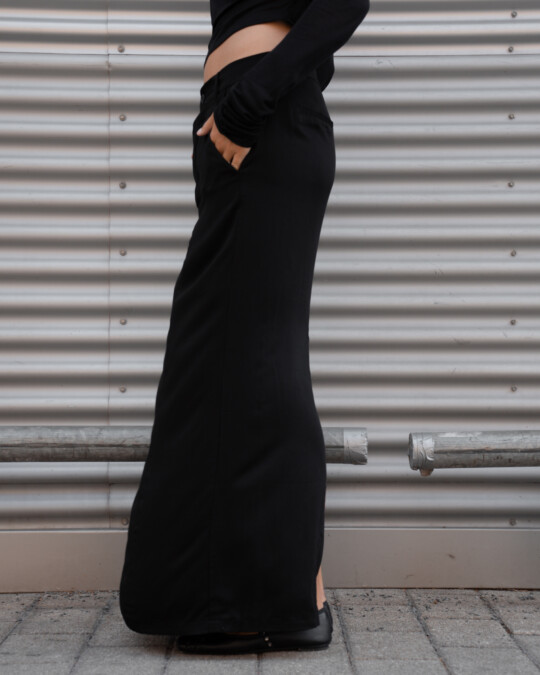 The Maxi Skirt Black_abbildung_model_bildnr5