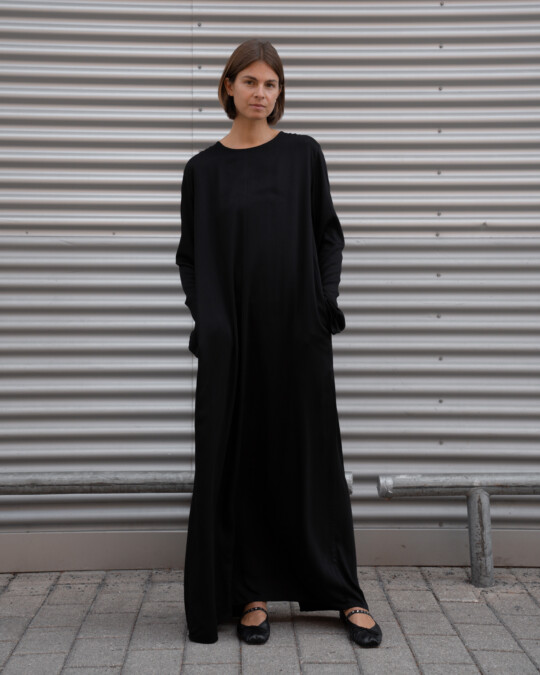 The Maxi Kleid Schwarz_abbildung_model_bildnr1